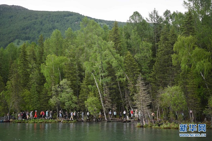 Фотода: туристер ?анас к?л? аясында серуендеуде (10 маусым к?н? т?с?р?лген)