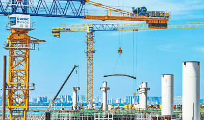 （Фотода 15 маусым к?н? ж?мысшылар ?арбалас тапсырма орындап жатыр）