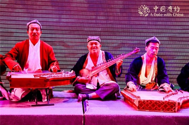 ?й?ыр ?лтыны? д?ст?рл? музыка аспаптарында ойна?ан музыканттар