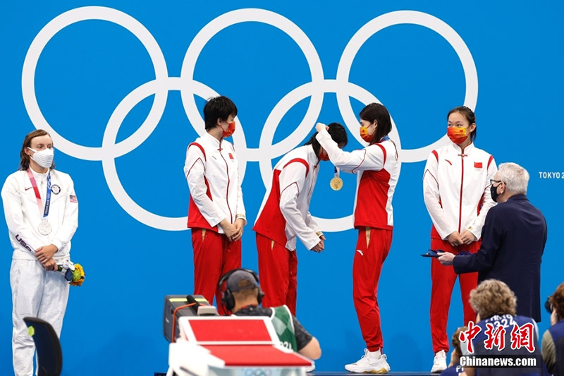 4х200 метр ?ашы?ты??а ерк?н ж?зуден ?йелдер ??рамасы эстафеталы? сайыста ?лемд?к рекордты жа?алап, алтын медаль алды