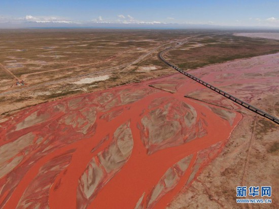 27 ш?лде к?н? аппарат?а алын?ан Янцзы ?зен?н?? ?айнарында?ы Чумар ?зен?н?? к?р?н?с?.