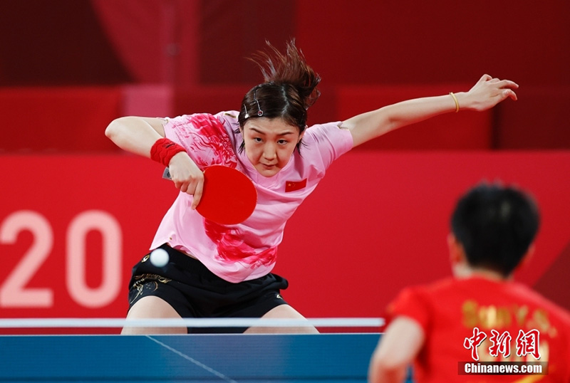 ?ытай спортшылары арасында ?йелдер пингпонг шешуш? сайысыны? жекпе-жег? ?тт?