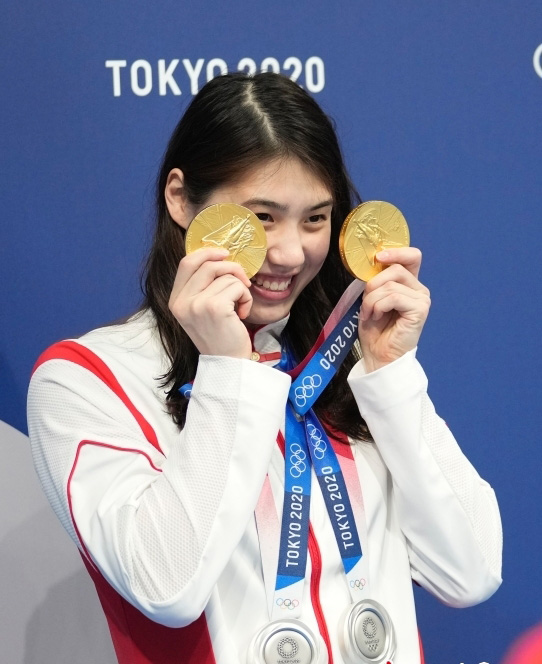 ?Е?бек ?лг?с?? Чжан Юфэй алтын-к?м?с та?ынып фото?а т?ст?