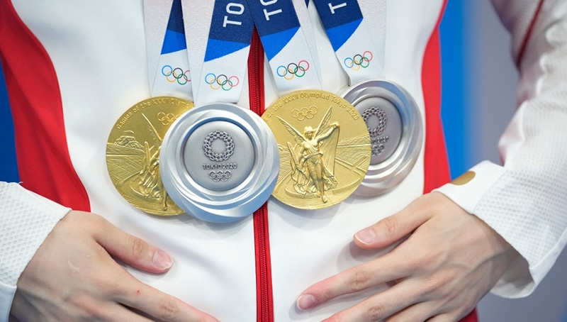 ?Е?бек ?лг?с?? Чжан Юфэй алтын-к?м?с та?ынып фото?а т?ст?