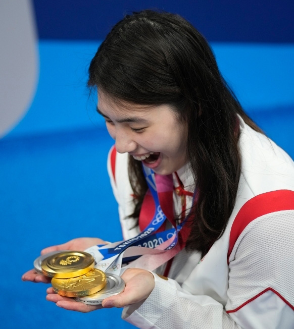 ?Е?бек ?лг?с?? Чжан Юфэй алтын-к?м?с та?ынып фото?а т?ст?