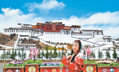 ?ст?ртт?? к?ркем к?р?н?с? д?ниен?? т?рт б?рышынан келген туристерд? ?з?не баурады. Б?р турист Потала сарайы алдында фото?а т?с?п, естел?к ?алдырып жатыр.