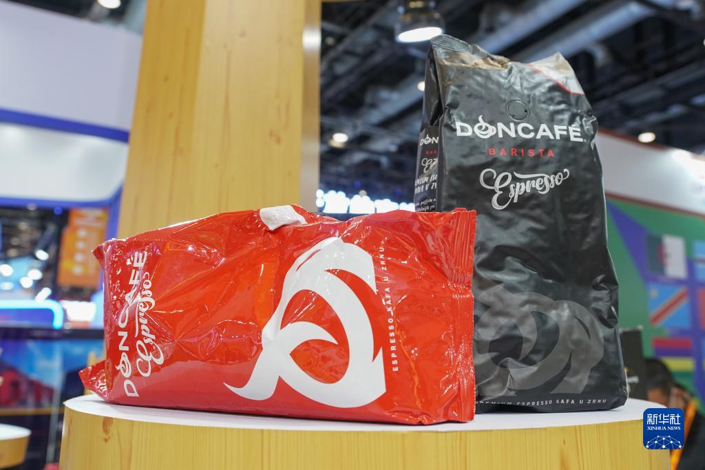 5 ?ырк?йек к?н? ?ызмет к?рсету ж?не сауда ж?рме?кес? ?лтты? конгресс орталы?ы ?р елд?? к?рме ала?ында?ы  Сербияны? кофе д?ндер?.