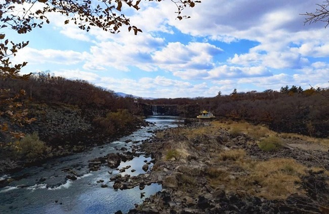 ?ыс ??ша?ында жым-жырт жат?ан Цзинбо（Айна） к?л?н?? мол ?н?м?