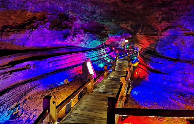 ?ыс ??ша?ында жым-жырт жат?ан Цзинбо(Айна) к?л?н?? мол ?н?м?