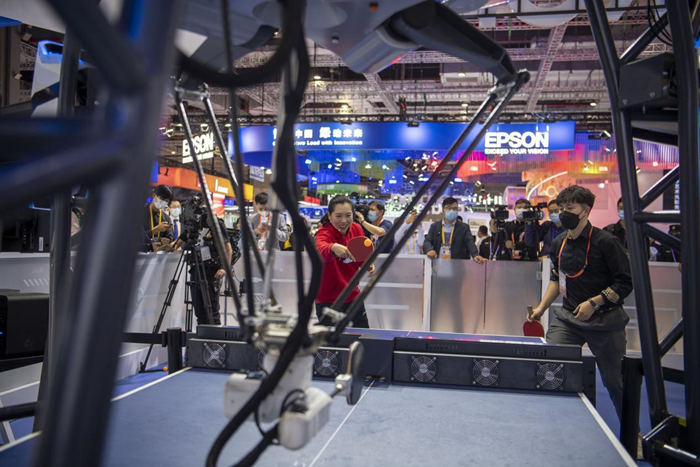 6 ?арашада техникалы? жабды?тар к?рме айма?ында ?стел теннис?нен ?лем чемпионы Ли Сяося (сол жа?та) к?рермендермен ?ол ?стасып, ?стел теннис? роботы FORPHEUSмен тамаша жекпе-жек ?тк?зд?. 