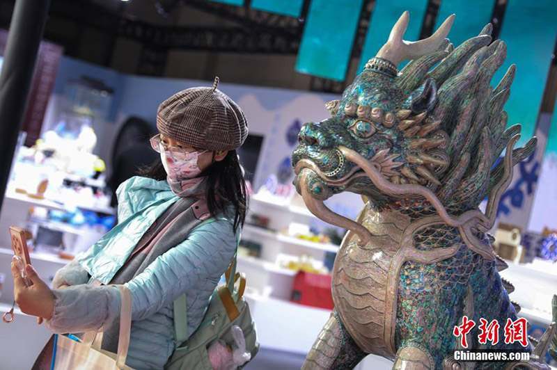 Суретте Далянь к?рме ала?ында?ы к?рермен ?Кирин? ?ш ?лшемд? ?абы? м?с?н?мен суретке т?с?п жатыр