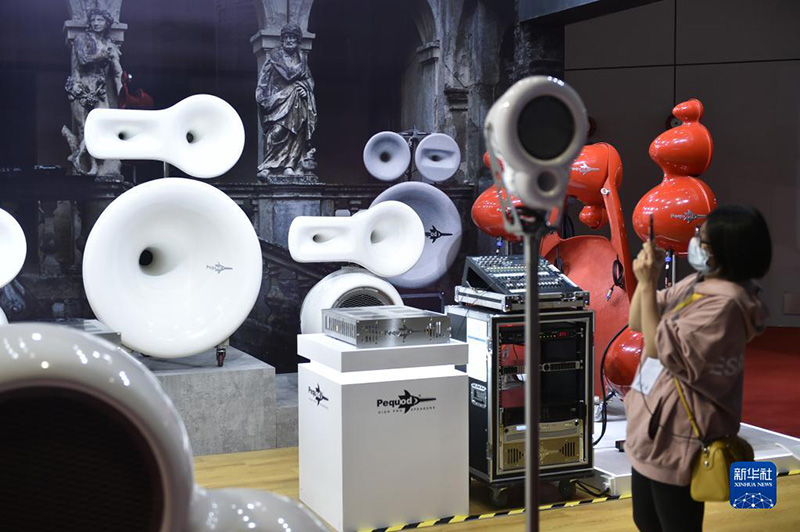 6 ?араша. к?рермендер 4-?нш? CIIE к?рме ала?ында?ы итальянды? PEQUOD компаниясыны? стенд?ндег? аудиожабды?тарды тамашалады. PEQUOD CIIE-ге ал?аш рет ?атысып отыр