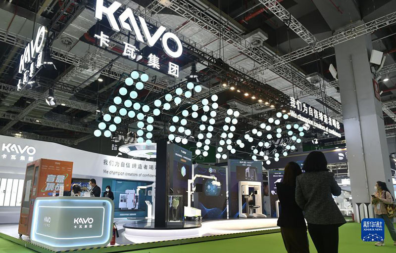 CIIE-дег? ?к?не к?здер? мен ?жа?а достар?