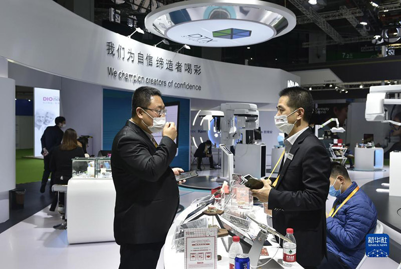 CIIE-дег? ?к?не к?здер? мен ?жа?а достар?