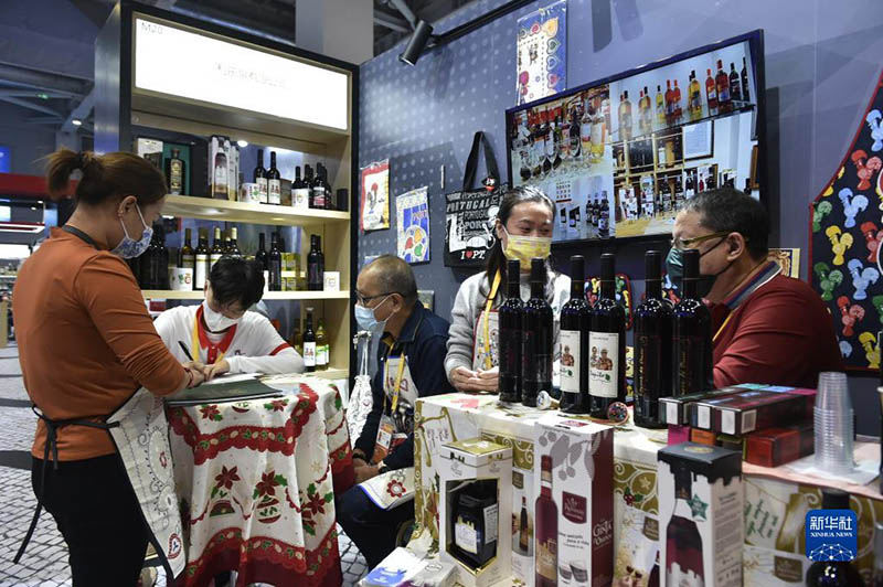 CIIE-дег? ?к?не к?здер? мен ?жа?а достар?