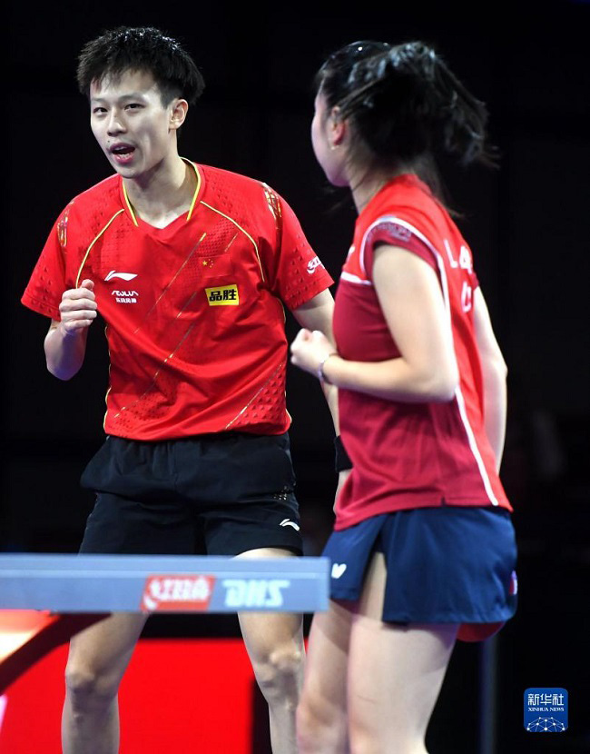 23 ?араша Линь Гаоюань (сол жа?та) мен Чжан Ан ойын ?ст?нде.