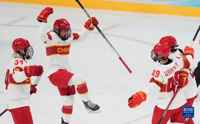 Бейж?? ?ыс?ы Олимпиадасыны? ?йелдер арасында?ы шайбалы хоккейден топты? кезе??нде: ?ытай ??рамасы Дания ??рамасын же??п шы?ты