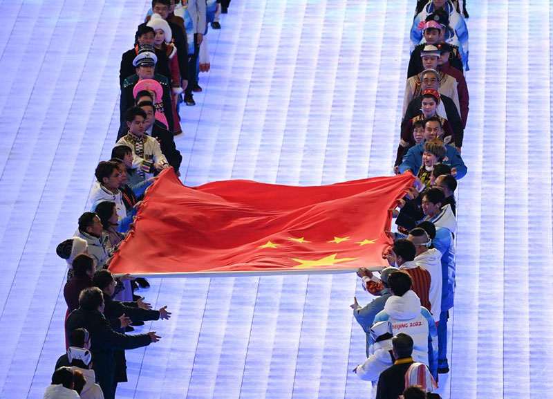 Бейж?? ?ыс?ы Олимпиада ойындарыны? ашылу салтанатында?ы ?ытай Халы? Республикасыны? мемлекетт?к туын ала??а ?келу р?с?м?