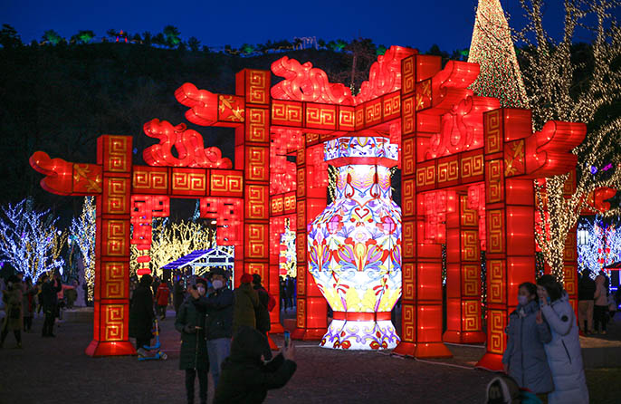 Бейж?? хал?ы жа?а жыл шамдарын тамашалады