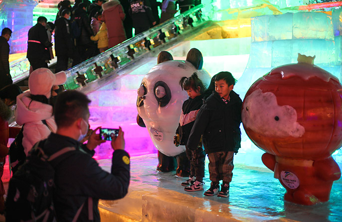 Бейж?? хал?ы жа?а жыл шамдарын тамашалады