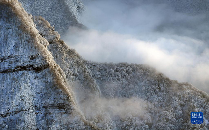 Шэньси ?лкес? Ханьчжун ?аласы: ?ар бас?ан Лонтоу тауыны? ?ойнауында?ы ертег?лер ел?