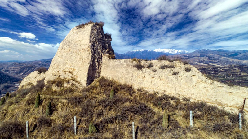 Д?ниен?? жотасында?ы ?лы ?ытай ?ор?анын тамашалайы?