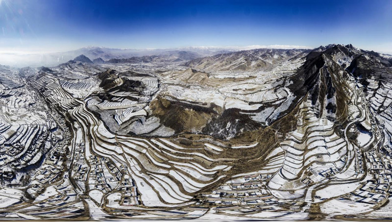 Д?ниен?? жотасында?ы ?лы ?ытай ?ор?анын тамашалайы?