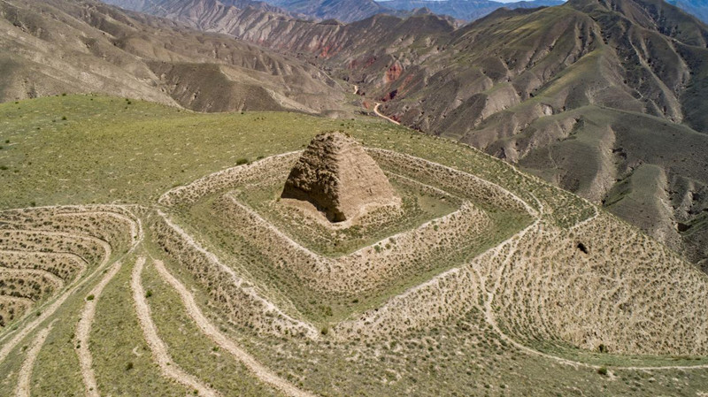 Д?ниен?? жотасында?ы ?лы ?ытай ?ор?анын тамашалайы?