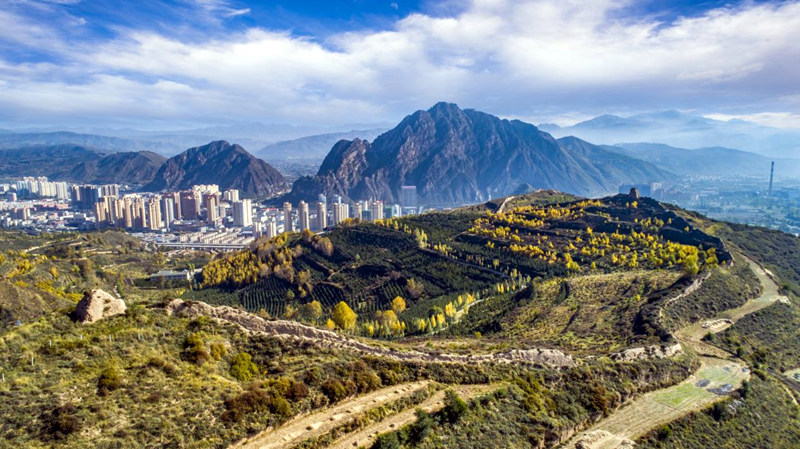 Д?ниен?? жотасында?ы ?лы ?ытай ?ор?анын тамашалайы?