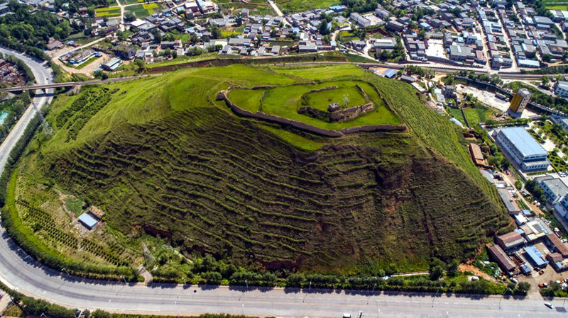 Д?ниен?? жотасында?ы ?лы ?ытай ?ор?анын тамашалайы?