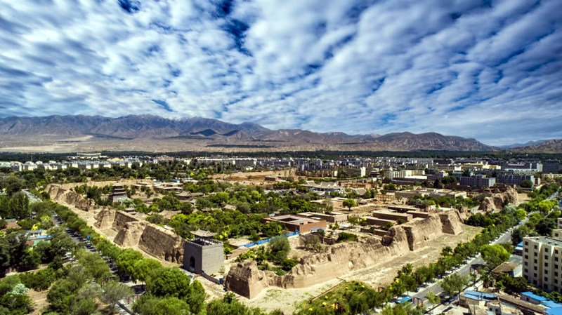 Д?ниен?? жотасында?ы ?лы ?ытай ?ор?анын тамашалайы?