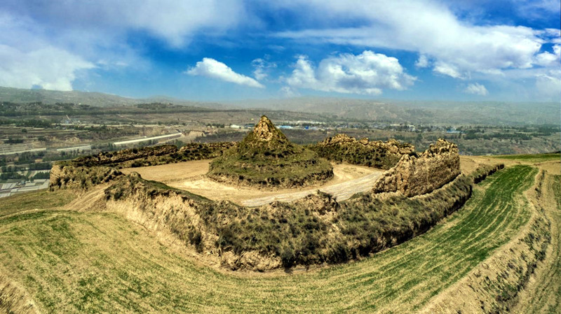 Д?ниен?? жотасында?ы ?лы ?ытай ?ор?анын тамашалайы?