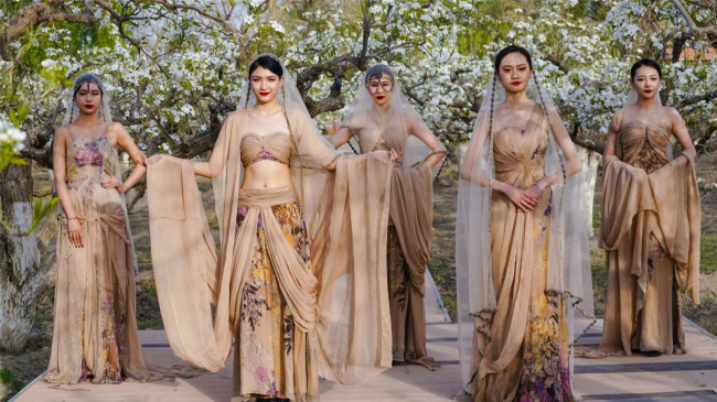 Алм?рт ба?ында?ы с?н к?рсет?л?м?