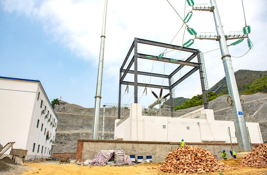 Гуанси, Тяньдон: ауылды жандандыру?а к?мектесу ?ш?н та?ыр беткейлерге фотоэлектрл?к панельдер орнатылды