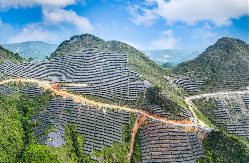 Гуанси, Тяньдон: ауылды жандандыру?а к?мектесу ?ш?н та?ыр беткейлерге фотоэлектрл?к панельдер орнатылды