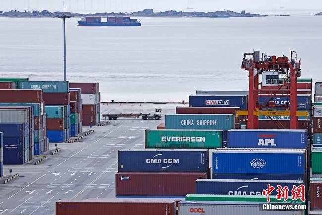 ?ндет кез?нде Шанхай Yangshan Port-ында?ы ж?мыстар рет?мен ж?рг?з?луде