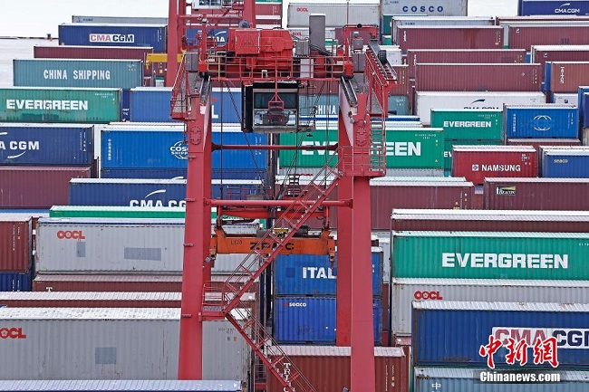 ?ндет кез?нде Шанхай Yangshan Port-ында?ы ж?мыстар рет?мен ж?рг?з?луде