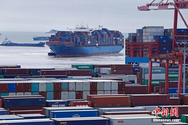 ?ндет кез?нде Шанхай Yangshan Port-ында?ы ж?мыстар рет?мен ж?рг?з?луде