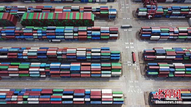 ?ндет кез?нде Шанхай Yangshan Port-ында?ы ж?мыстар рет?мен ж?рг?з?луде