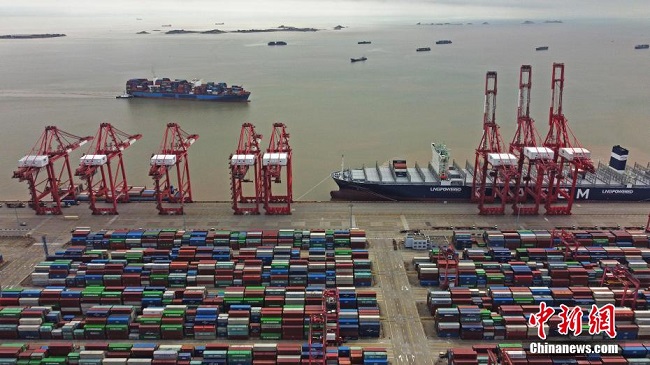 ?ндет кез?нде Шанхай Yangshan Port-ында?ы ж?мыстар рет?мен ж?рг?з?луде