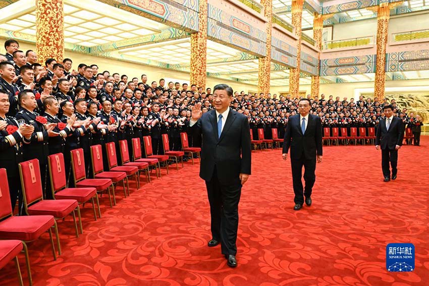 Си Цзиньпин ?лтты? ?о?амды? ?ау?пс?зд?к ж?йес?н?? ?а?армандарын, ?лг?лер?н ж?не е?бек с???рген ?жымдарын мада?тау жиналысыны? ?к?лдер?мен кездест?