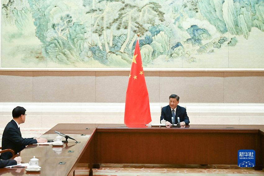 Си Цзиньпин Сянган арнайы ?к?мш?л?к регионыны? алтыншы басшысы Ли Цзячаомен кездест?