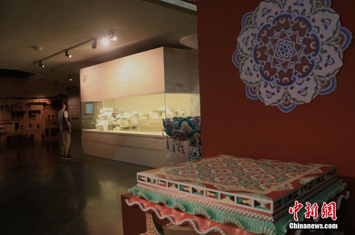 3D модел? Дуньхуан суреттер?н?? мы?жылды? с?улет с?лулы?ын к?рсетед?