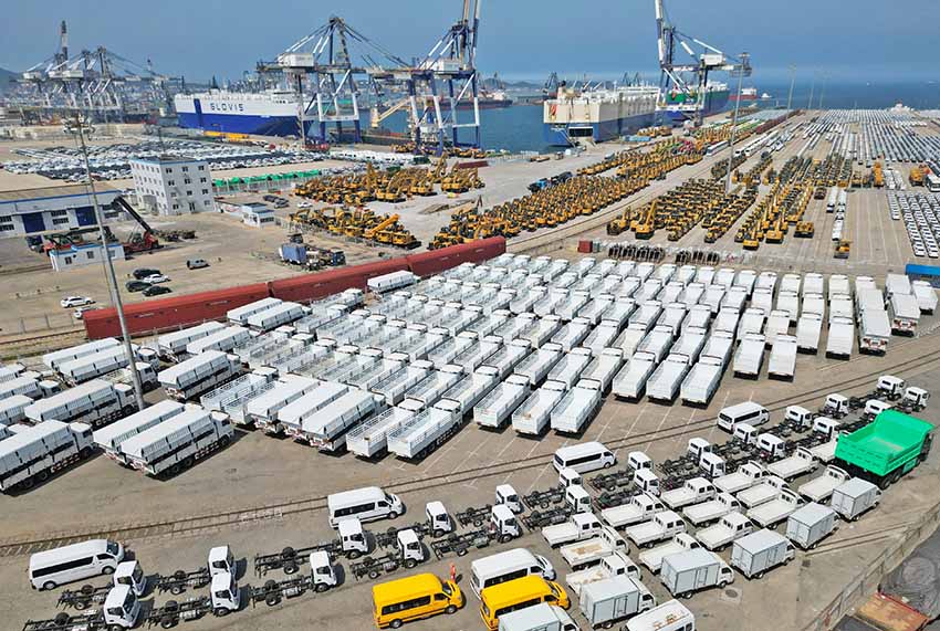 2022 жылды? 5 маусымы. Шаньдун Янтай портында кемеге тиелу алдында т?р?ан экспортты? тауар к?л?ктер?.