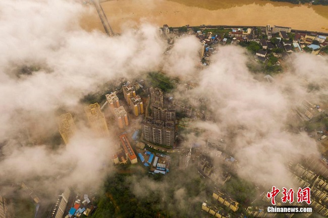 Учжоуда т?ман т?нып, ертег?дей к?р?н?с ?алыптасты