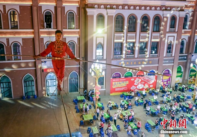 ?р?мж?: Аспанда ?Ар?анмен ж?ру? сер?к ойыны ?ала т?р?ындарыны? т?нг? ?м?р?н н?рландырды