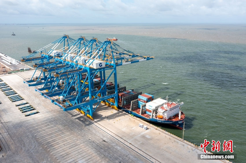 ?ытайды? те??з бен тем?ржолды? б?рлескен тасымалына арнал?ан ал?аш?ы автоматтандырыл?ан контейнерл?к терминалы ?ске ?осылды