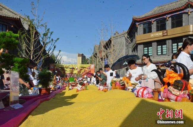 45 метрл?к ?Солт?ст?к? дастарханы Ланчжоу байыр?ы к?шес?нде жайылды