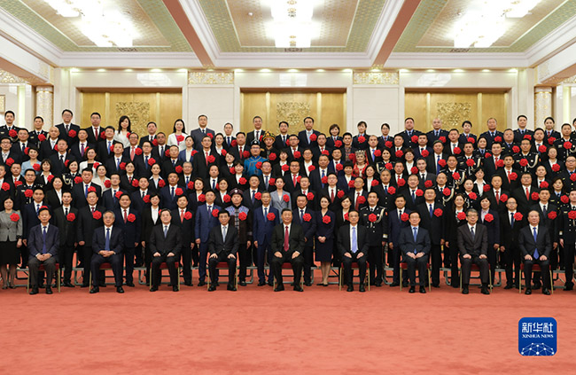 Си Цзиньпин елдег? ?халы?ты? ризалы?ына ие бол?ан мемлекетт?к ?ызметш?лер? ж?не ?халы? к???л?нен шы??ан мемлекетт?к ?ызметкерлер ?жымы? ?к?лдер?мен кездест?