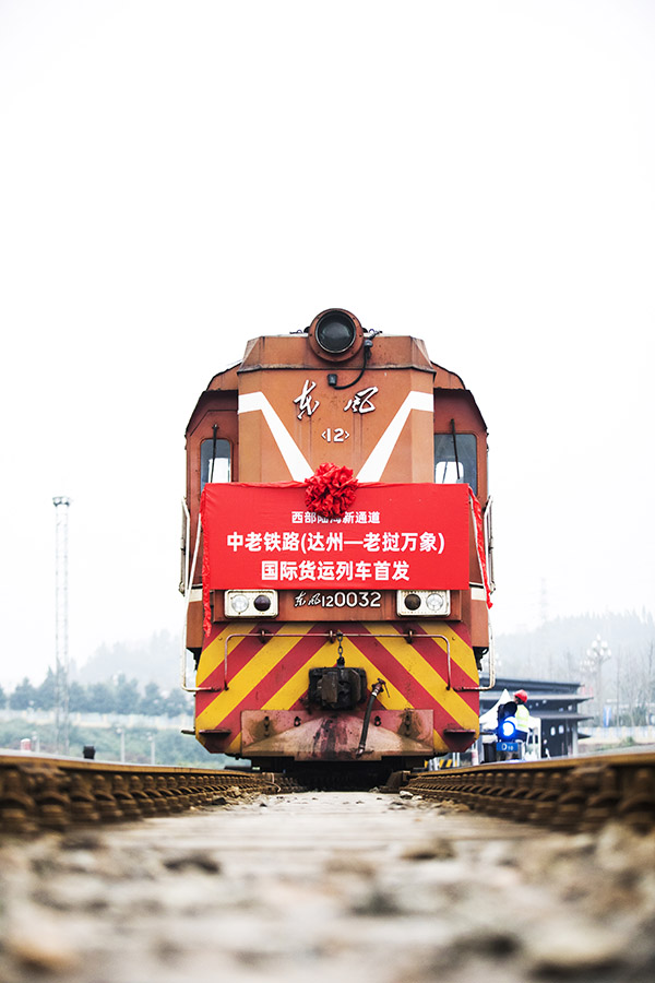 ?ытай-Лаос тем?ржолында (Дажоу-Вьентьян, Лаос)  халы?аралы? ж?к пойызы ал?аш?ы сапарын бастады